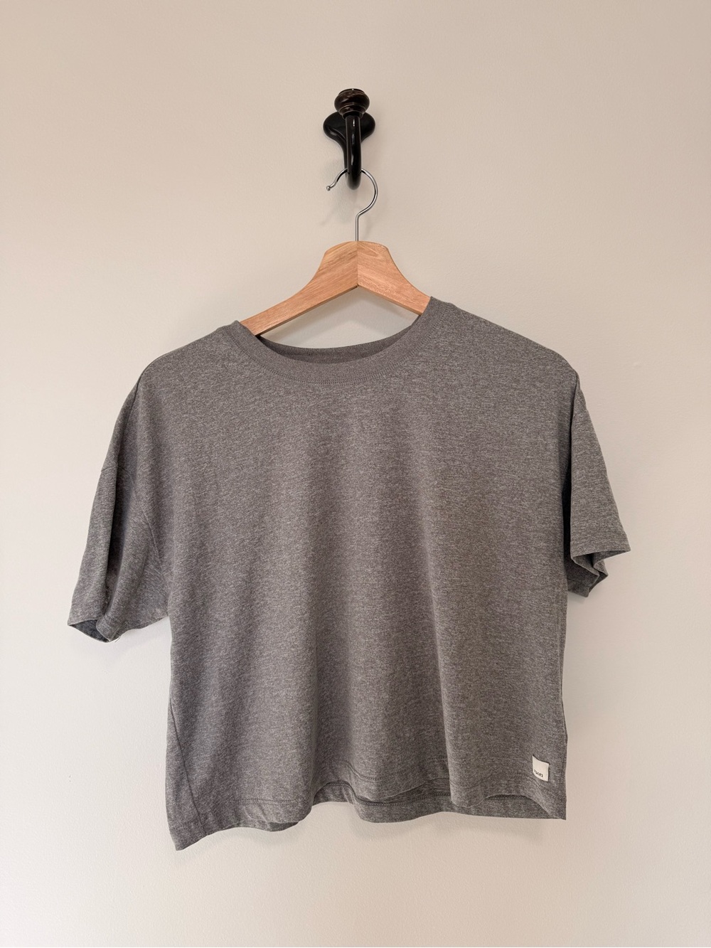 Vuori Women’s Short Sleeve Crew Tee in Heather Gray Size Small
